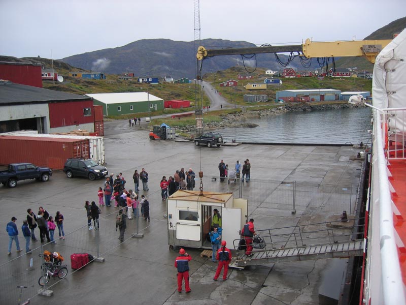IMG_7778_Kassenhaeuschen_per_Kran_Umiaq