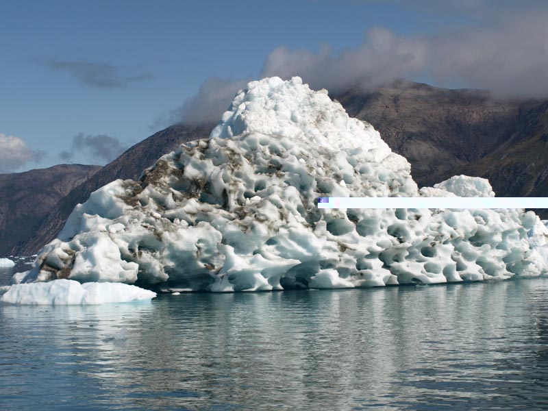 Qaroq_P8114260_Eisberg_Loecher