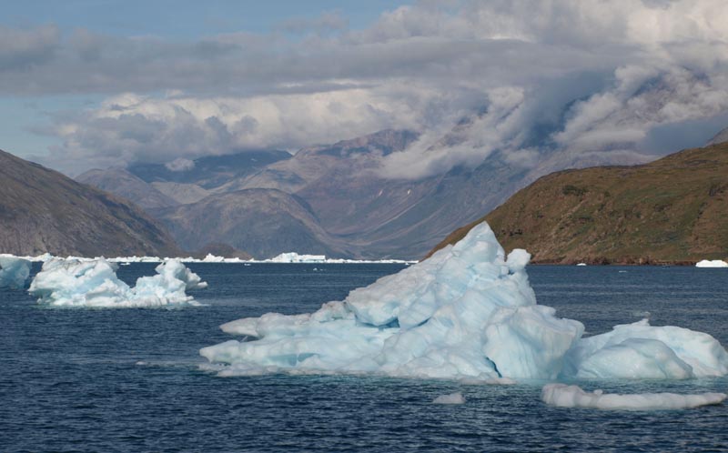 Qooroq_Fjord_P8104147_Fjordblick_Wolken