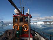 Qaroq_P8114188_Schiff_im_Eisfjord