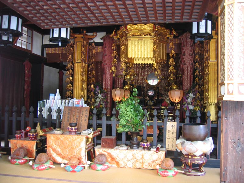 5400_Tempel_mit_Sake_Gaben