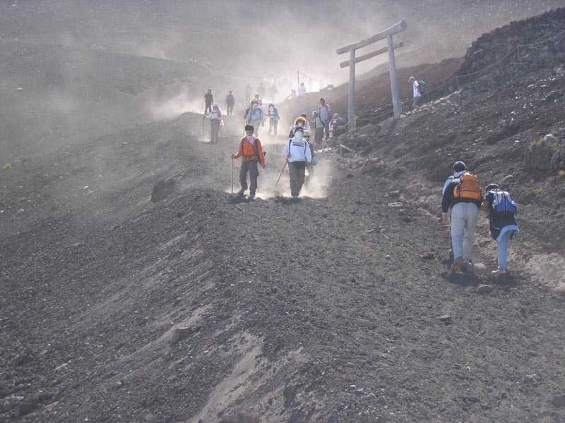 5609_Abstieg_in_Vulkansand