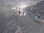 5609_Abstieg_in_Vulkansand