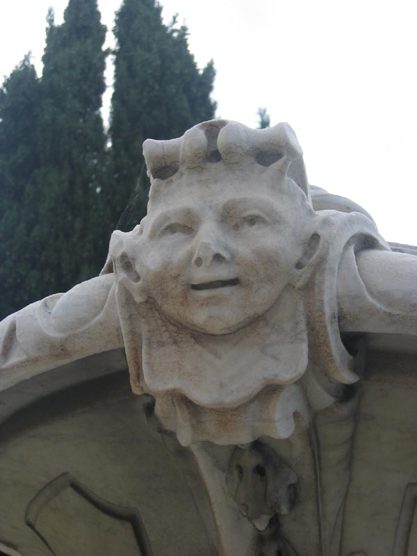 5463_Genua_Brunnengesicht